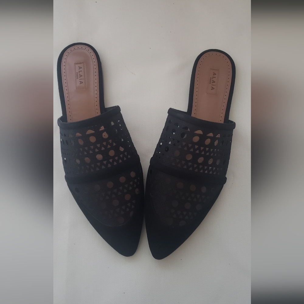 Laser-cut mesh and suede slipper